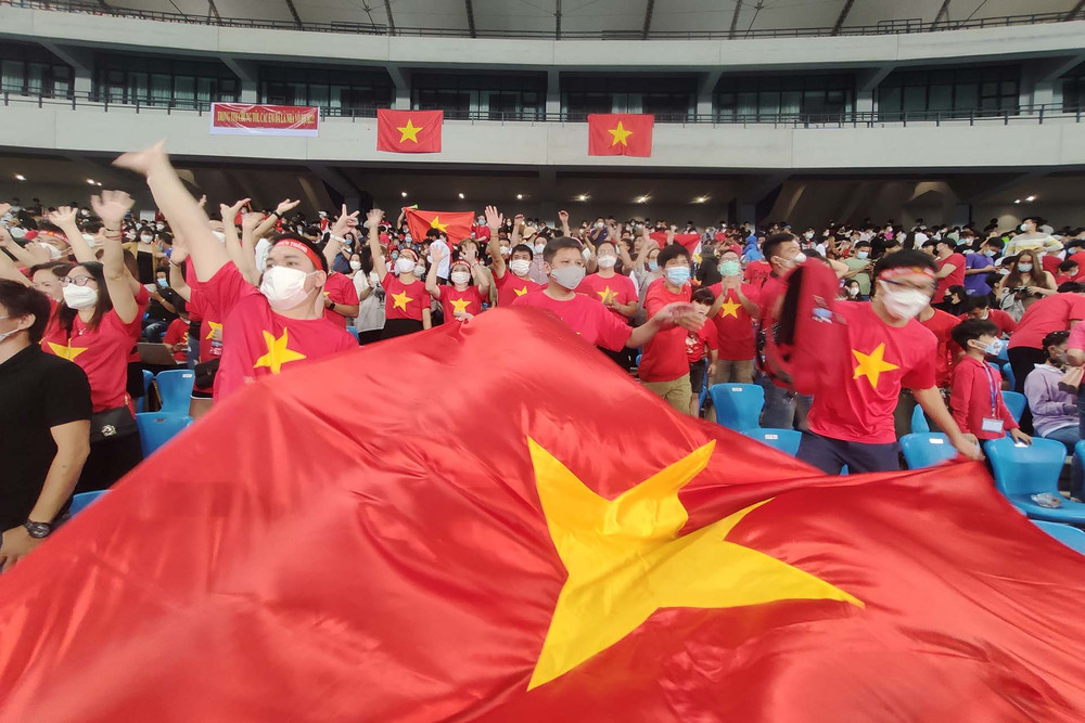 Các cổ động viên Việt Nam vui mừng trước bàn thắng mở tỷ số 1-0 cho U23 Việt Nam trước khi kết thúc hiệp 1. (Ảnh: NGUYỄN HIỆP) (Hiệp 2) U23 Việt Nam 1-0 U23 Thái Lan: Bảo Toàn mở tỷ số -0