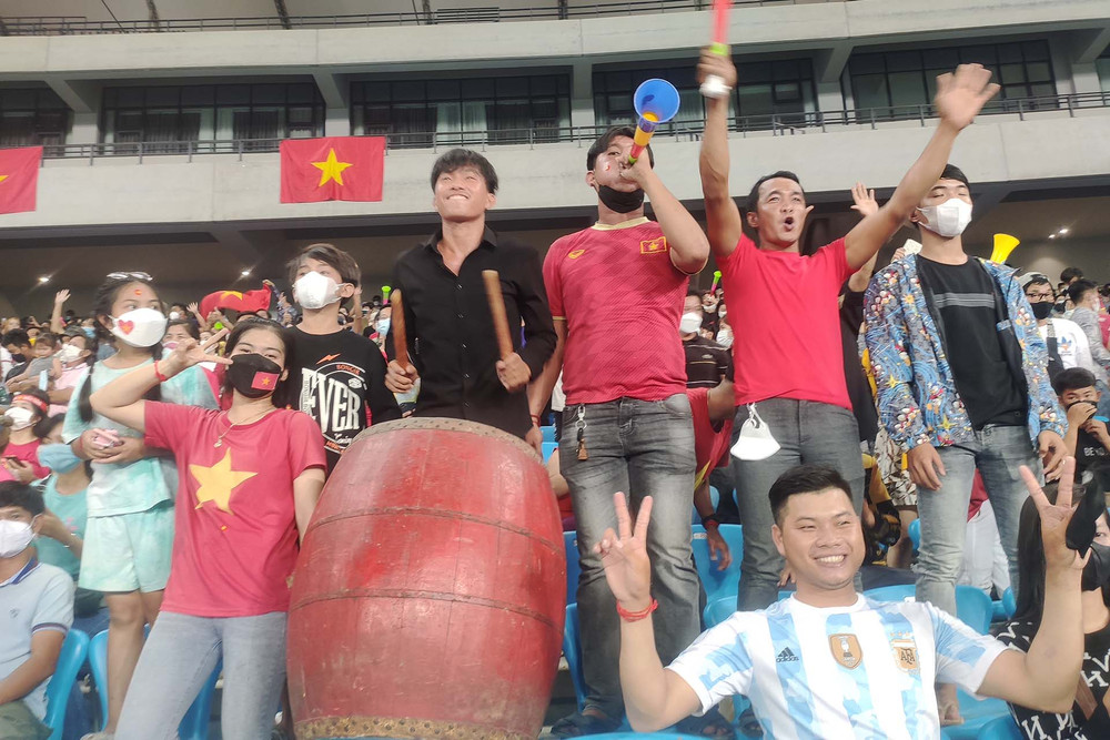 Người hâm mộ tới sân vận động quốc gia Campuchia cổ vũ cho đội tuyển U23 Việt Nam. (Ảnh: NGUYỄN HIỆP) (Hiệp 2) U23 Việt Nam 1-0 U23 Thái Lan: Bảo Toàn mở tỷ số -0