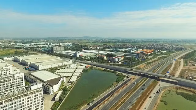 Cần quy hoạch và xây dựng khu công nghiệp đồng bộ với hạ tầng giao thông. Ảnh: HỮU TUẤN