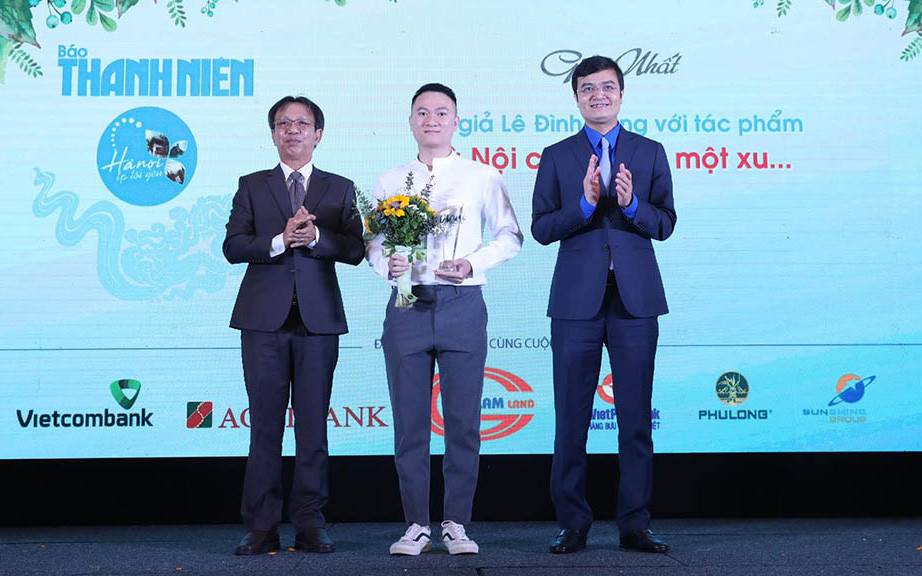 Các tác giả đoạt giải nhất cuộc thi.
