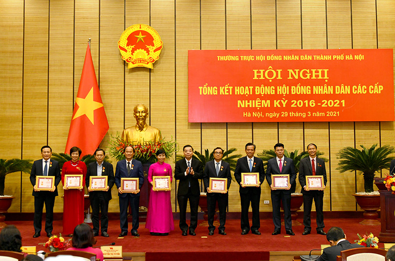 Chủ tịch UBND TP Hà Nội Chu Ngọc Anh trao danh hiệu "Vì sự nghiệp xây dựng Thủ đô" cho các cá nhân. Ảnh: DUY LINH HĐND TP Hà Nội là điểm sáng trong hoạt động của các cơ quan dân cử -0