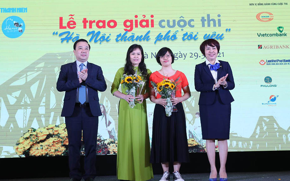 Các tác giả đoạt giải nhì. Trao giải cuộc thi “Hà Nội thành phố tôi yêu” của báo Thanh Niên -0