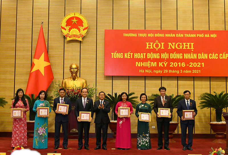 Phó Chủ tịch QH Đỗ Bá Tỵ trao danh hiệu "Vì sự nghiệp xây dựng Thủ đô" cho các cá nhân. Ảnh: DUY LINH HĐND TP Hà Nội là điểm sáng trong hoạt động của các cơ quan dân cử -0