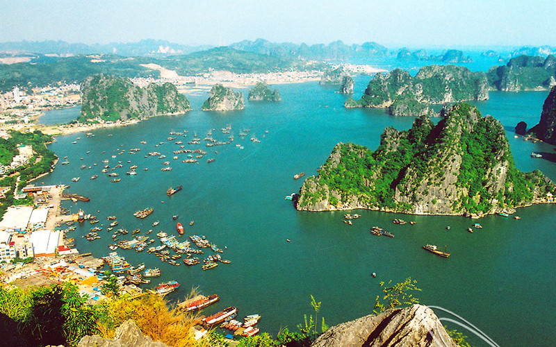 Quảng Ninh giảm giá vé nhiều điểm tham quan cho đến hết năm 2020 (Ảnh: TCDL) 50vinhhalong01.jpg -0