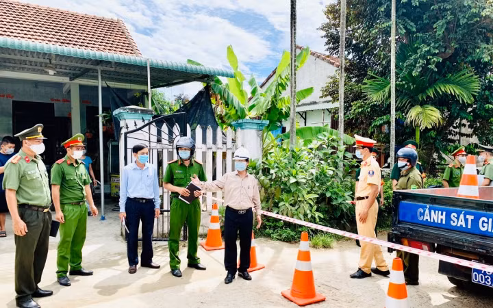Lãnh đạo huyện Bình Sơn trực tiếp đến hiện trường chỉ đạo lực lượng chức năng phong tỏa khu dân xóm 3, thôn Mỹ Huệ 1.