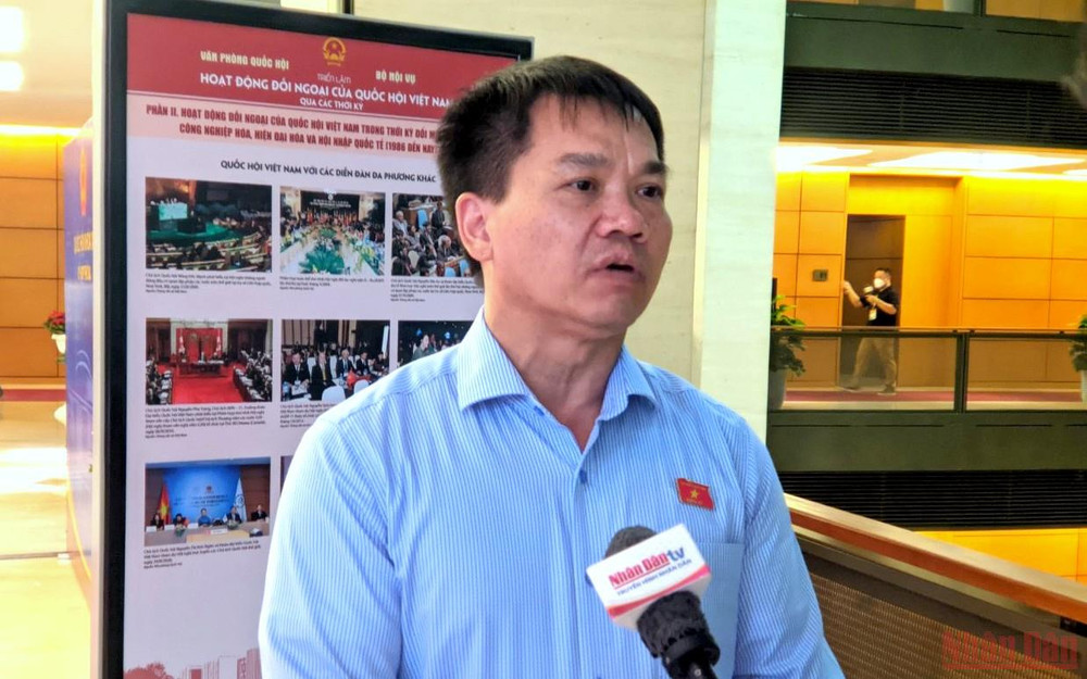 Đại biểu Dương Khắc Mai trao đổi bên lề Kỳ họp thứ ba. (Ảnh: TRUNG HƯNG) Các nhóm vấn đề chất vấn trúng, bám sát yêu cầu thực tế -0