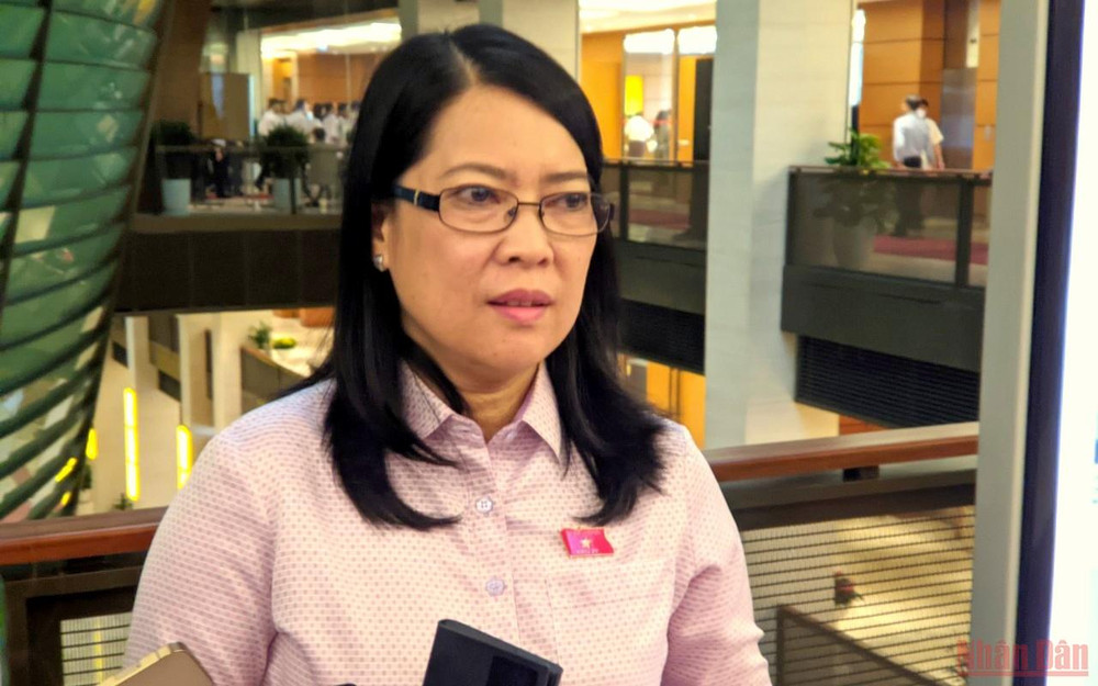 Đại biểu Nguyễn Thị Như Ý trao đổi bên lề Kỳ họp thứ ba. (Ảnh: TRUNG HƯNG) Các nhóm vấn đề chất vấn trúng, bám sát yêu cầu thực tế -0