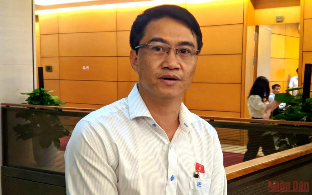 Đại biểu Đỗ Huy Khánh trao đổi bên lề Kỳ họp thứ ba. (Ảnh: TRUNG HƯNG) Các nhóm vấn đề chất vấn trúng, bám sát yêu cầu thực tế -0
