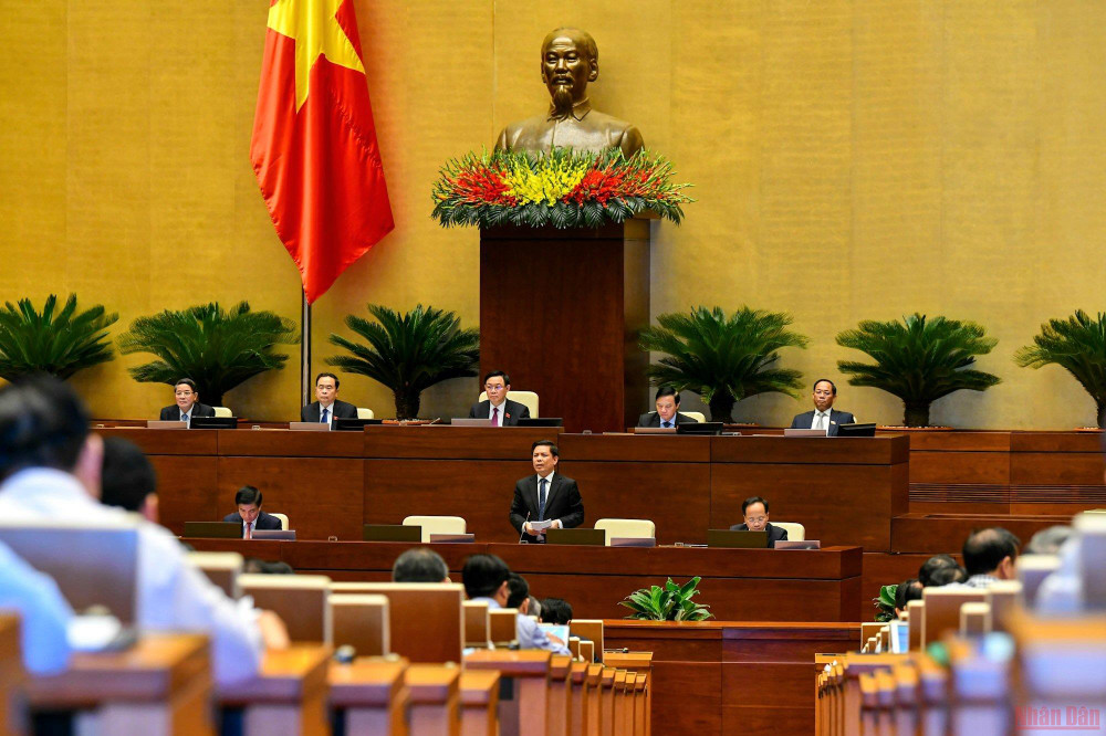 Bộ trưởng Giao thông vận tải Nguyễn Văn Thể trả lời chất vấn của đại biểu Quốc hội chiều 9/6. (Ảnh: LINH KHOA) Bảo đảm hiệu quả giải ngân vốn đầu tư công cho các dự án giao thông -0