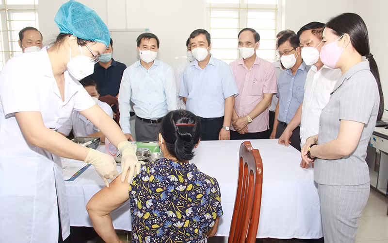 Tiêm thử nghiệm lâm sàng vaccine Covivac cho tình nguyện viên tại Trung tâm Y tế huyện Vũ Thư - tỉnh Thái Bình. (Ảnh: Bộ Y tế)