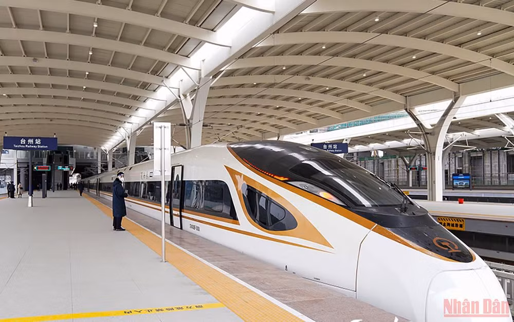 Tuyến đường sắt cao tốc nối 2 thành phố Hàng Châu và Thai Châu của tỉnh Chiết Giang, Trung Quốc đưa vào vận hành đầu năm 2022. (Ảnh minh họa)