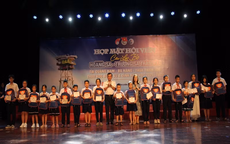 Các em học sinh con em lực lượng Hải quân vùng 3 nhận học bổng Vừ A Dính.