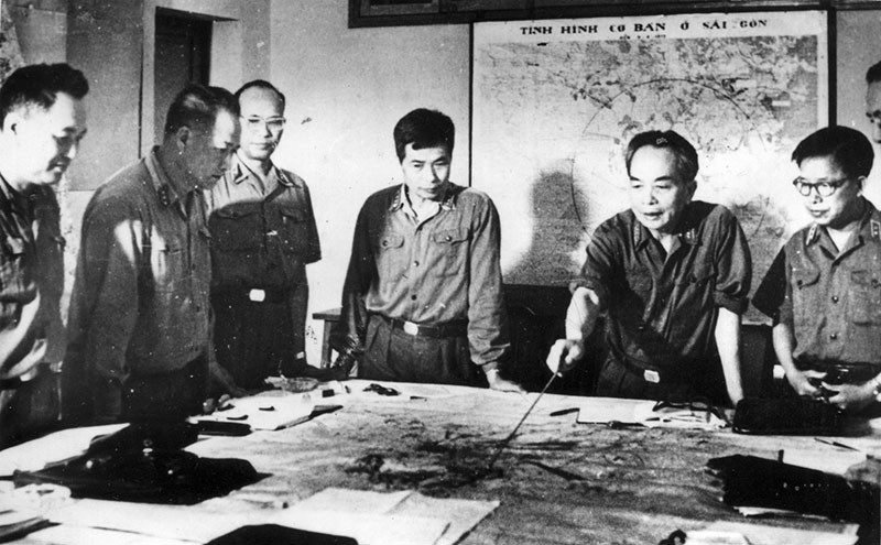 Tại Tổng Hành dinh, Đại tướng Võ Nguyên Giáp cùng các đồng chí trong Quân ủy Trung ương theo dõi, nắm bắt từng bước diễn biến rất nhanh của các mặt trận, luôn kịp thời đưa ra những chỉ đạo phù hợp cho các hướng tấn công. (Ảnh tư liệu)