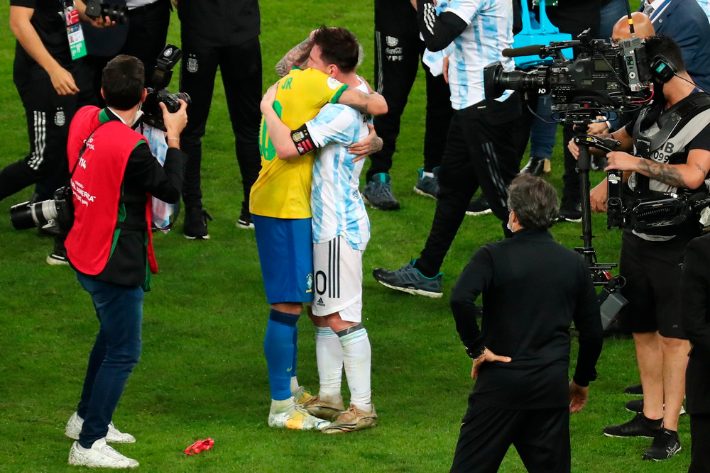 Hai ngôi sao trao nhau những cái ôm động viên sau trận chung kết. (Ảnh: Copa America) Cận cảnh Messi cùng Argentina vô địch Copa America 2021 -0