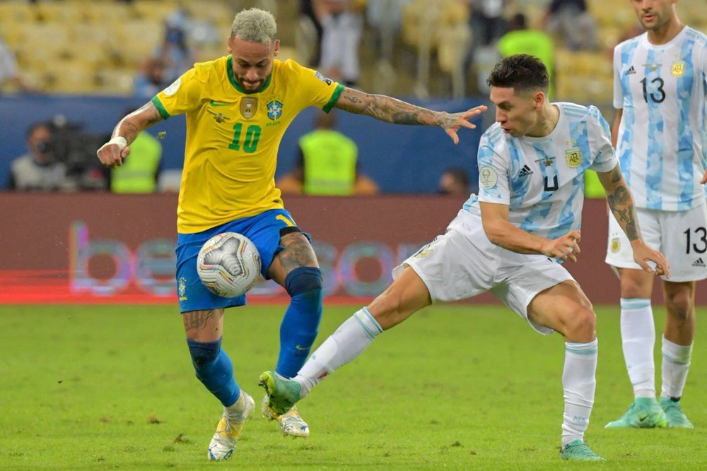 Brazil đã làm tất cả những gì có thể song các cầu thủ đội khách cũng không ngần ngại phạm lỗi để bẻ gãy các đợt tấn công từ đội chủ nhà. (Ảnh: Copa America) Cận cảnh Messi cùng Argentina vô địch Copa America 2021 -0