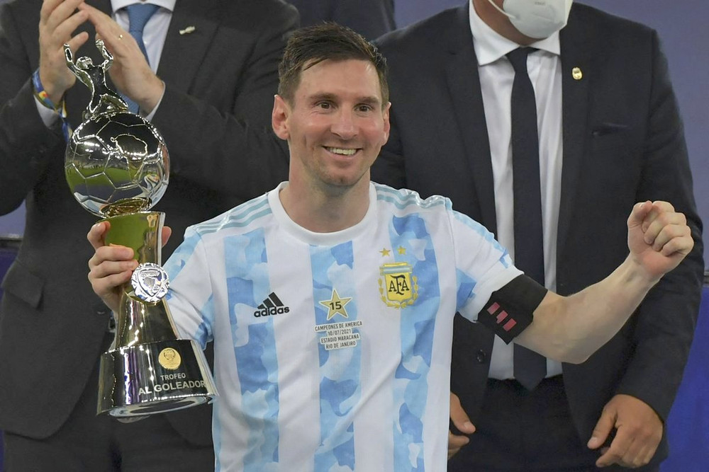Ngoài ra, với bốn bàn thắng ghi được và năm pha kiến tạo cho đồng đội ghi bàn, Messi đoạt danh hiệu Vua phá lưới và cũng được bầu chọn là Cầu thủ xuất sắc nhất giải cùng với Neymar. (Ảnh: Copa America) Cận cảnh Messi cùng Argentina vô địch Copa America 2021 -0