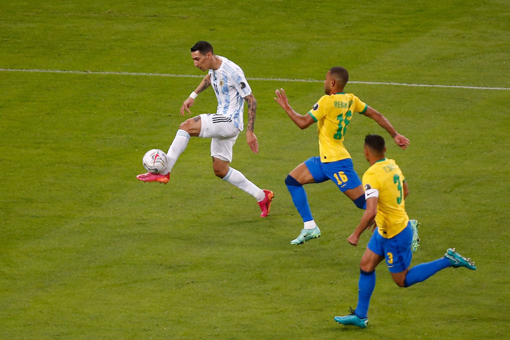 Di Maria khống chế đường chuyền vượt tuyến. Hết hiệp 1: Brazil 0 - 1 Argentina (cập nhật) -0