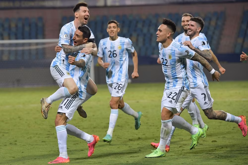 Các cầu thủ Argentina ăn mừng bàn mở tỷ số.