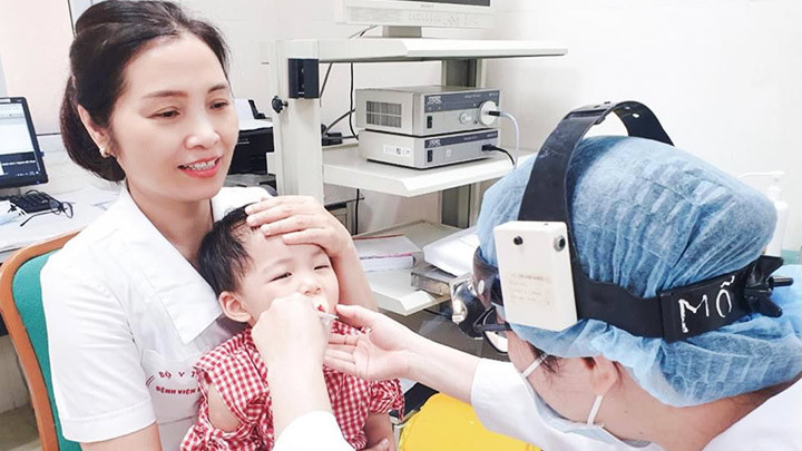 Cần đưa trẻ đến khám tại các cơ sở y tế nếu phát hiện bệnh tay chân miệng.
