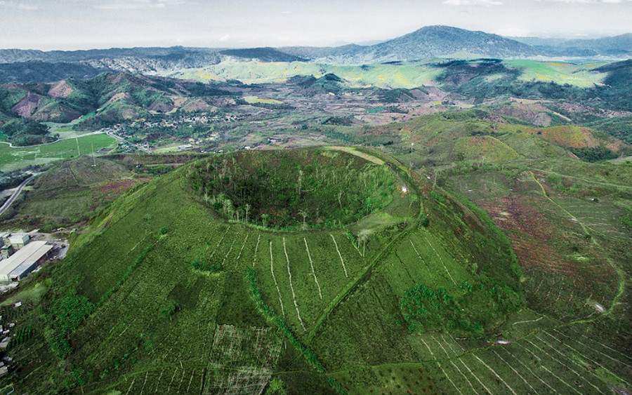 Núi lửa Nâm Kar. (Ảnh: DAKNONGGEOPARK) Công viên địa chất Đắk Nông- điểm khám phá đầy hứa hẹn -0