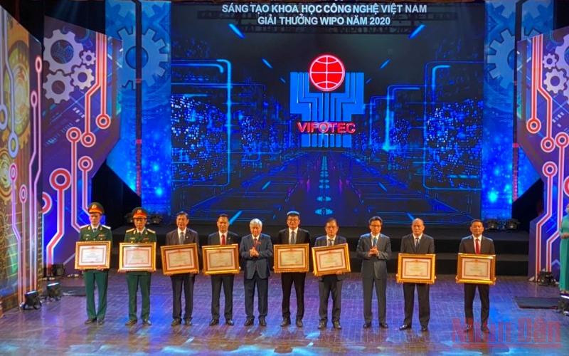 Các đồng chí: Đỗ Văn Chiến, Bí thư Trung ương Đảng, Chủ tịch Ủy ban Trung ương Mặt trận Tổ quốc Việt Nam; Ủy viên Trung ương Đảng, Phó Thủ tướng Vũ Đức Đam trao giải cho các tác giả, nhóm tác giả có công trình đoạt giải. (Ảnh: NINH CƠ)