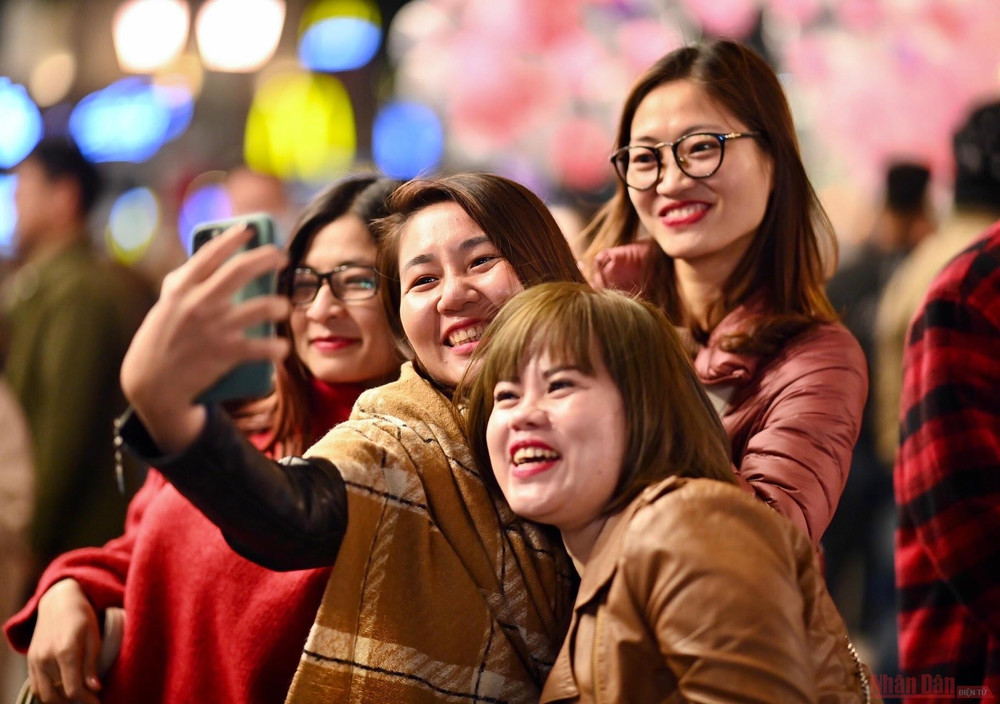 Các bạn trẻ cùng nhau selfie lưu lại khoảng khắc trước thềm năm mới. Hân hoan chào đón năm mới 2021 -0