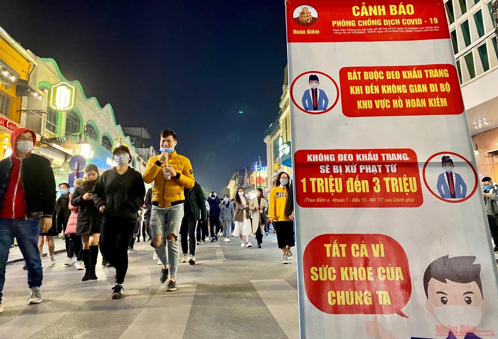 Tại các khu vực ra vào tuyến phố đi bộ đều có các lượng lực chức năng và biển cảnh báo phòng, chống dịch Covid-19. Hân hoan chào đón năm mới 2021 -0