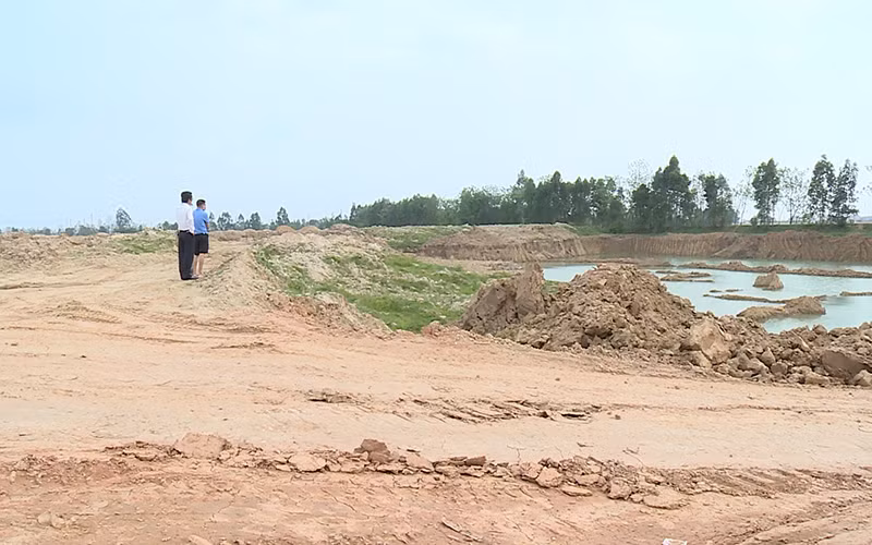 Các hố sâu nham nhở tại bãi đổ bùn Ðồng Mong do khai thác đất trộm.