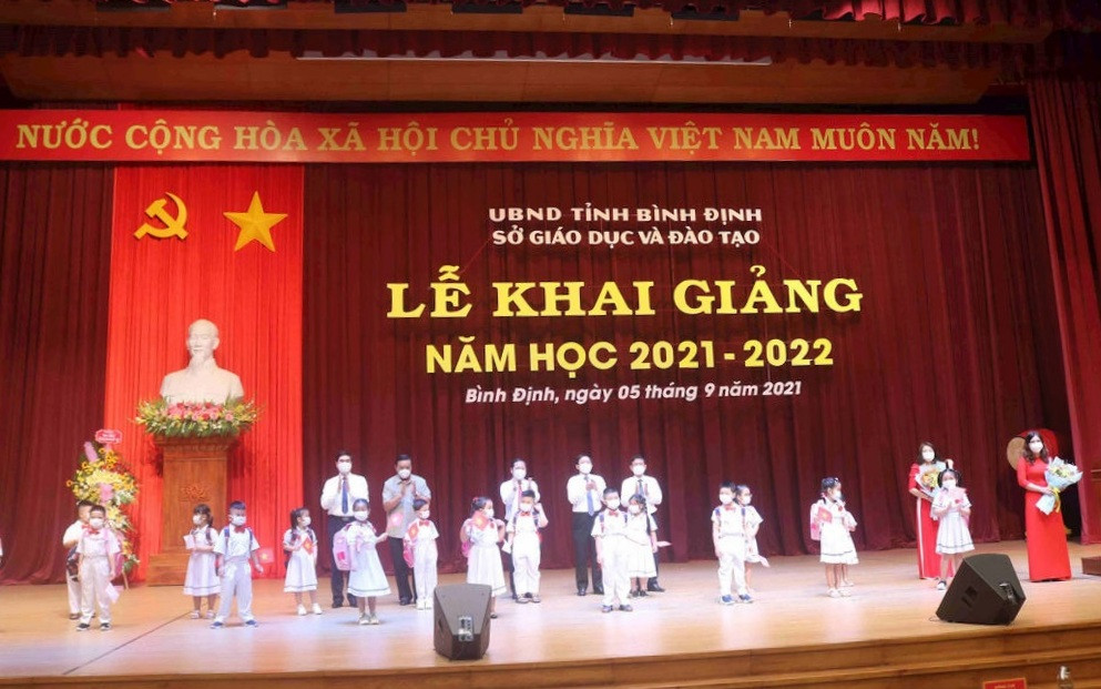 Lễ khai giảng năm học 2021-2022 tại Bình Định được tổ chức bằng hình thức truyền hình trực tiếp trên sóng Đài Phát thanh - Truyền hình Bình Định. (Ảnh: Cát Hùng). Khai giảng năm học mới đặc biệt 2021-2022 -0