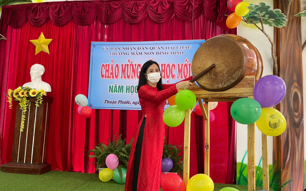 Cô giáo Nguyễn Quốc Thư Trâm, hiệu trưởng Trường Mầm non Bình Minh (phường Thuận Phước, quận Hải Châu, TP Đà Nẵng) đánh trống khai giảng năm học mới. Khai giảng năm học mới đặc biệt 2021-2022 -0