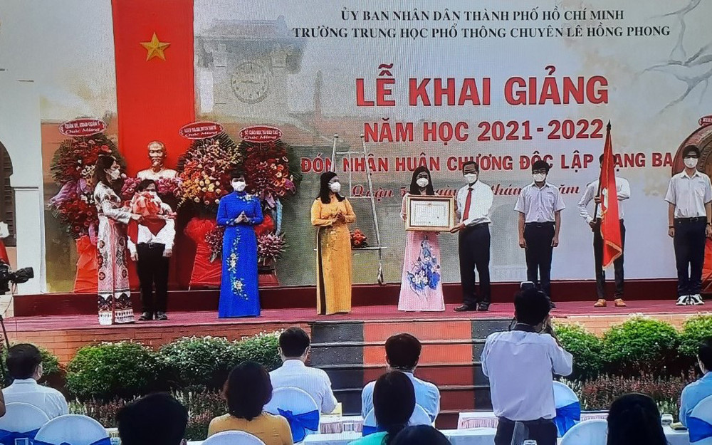 Đồng chí Phan Văn Mãi trao Huân chương Độc lập Hạng Ba tặng tập thể Trường THPT Chuyên Lê Hồng Phong.(Ảnh chụp qua màn hình) Khai giảng năm học mới đặc biệt 2021-2022 -0