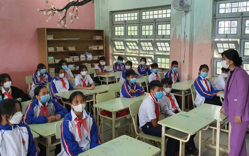 Giáo viên và học sinh Trường Phổ thông dân tộc nội trú Đăk Tô, huyện Đăk Tô dự Lễ khai giảng năm học 2021-2022 qua truyền hình. Khai giảng năm học mới đặc biệt 2021-2022 -0
