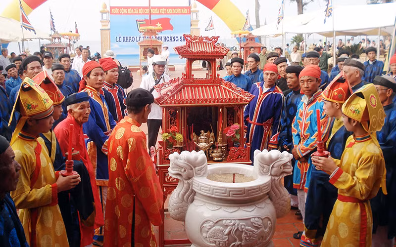Lễ Khao lề thế lính Hoàng Sa của ngư dân Quảng Ngãi. 
