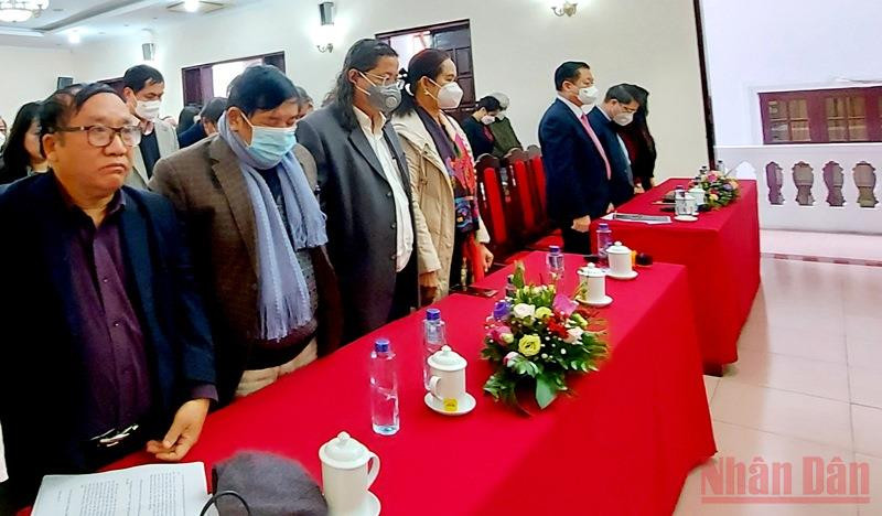 Các đại biểu dành phút tưởng niệm những nhà văn đã qua đời. Trao giải thưởng Hội Nhà văn Việt Nam và kết nạp hội viên mới -0