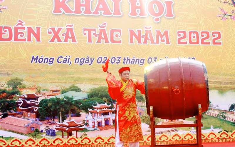 Lãnh đạo thành phố Móng Cái (Quảng Ninh) gióng trống khai hội đền Xã Tắc năm 2022.