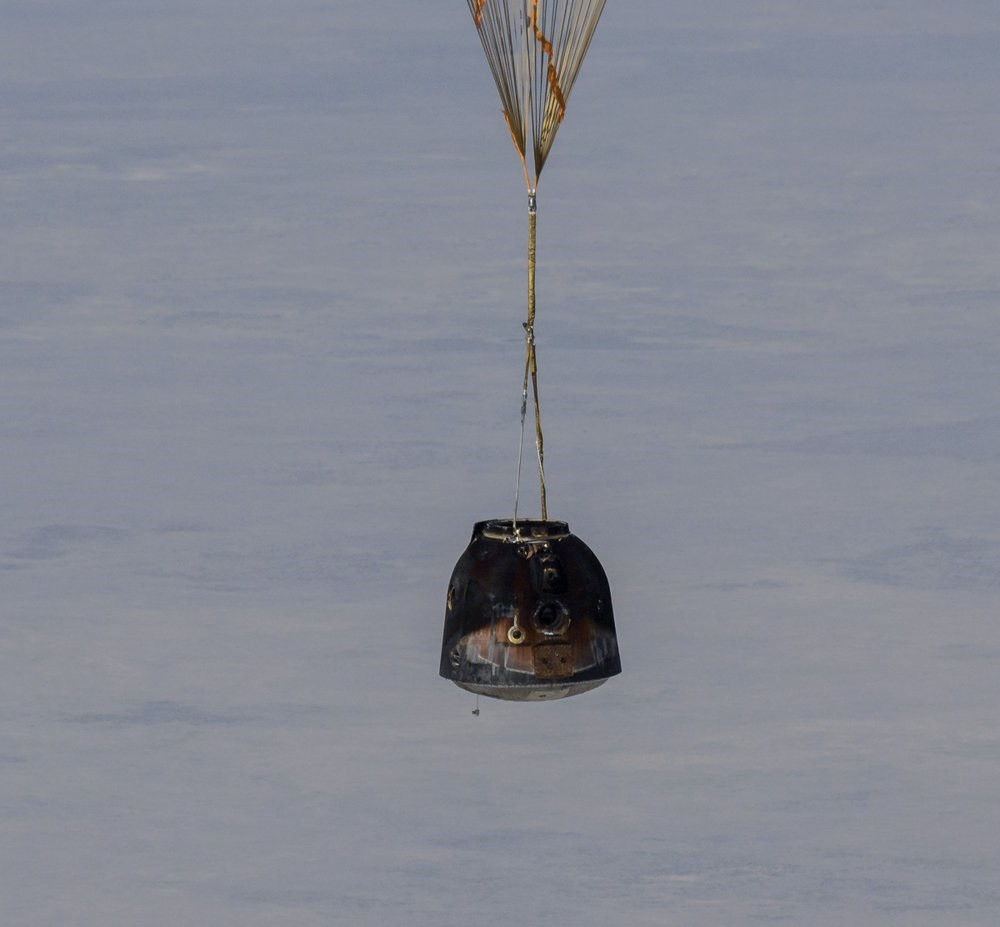 Tàu vũ trụ Soyuz MS-17 thả khoang chứa ba nhà du hành vũ trụ bằng dù xuống Kazakhstan. Ảnh: NASA Nga đưa ba phi hành gia trở về từ Trạm vũ trụ quốc tế -0