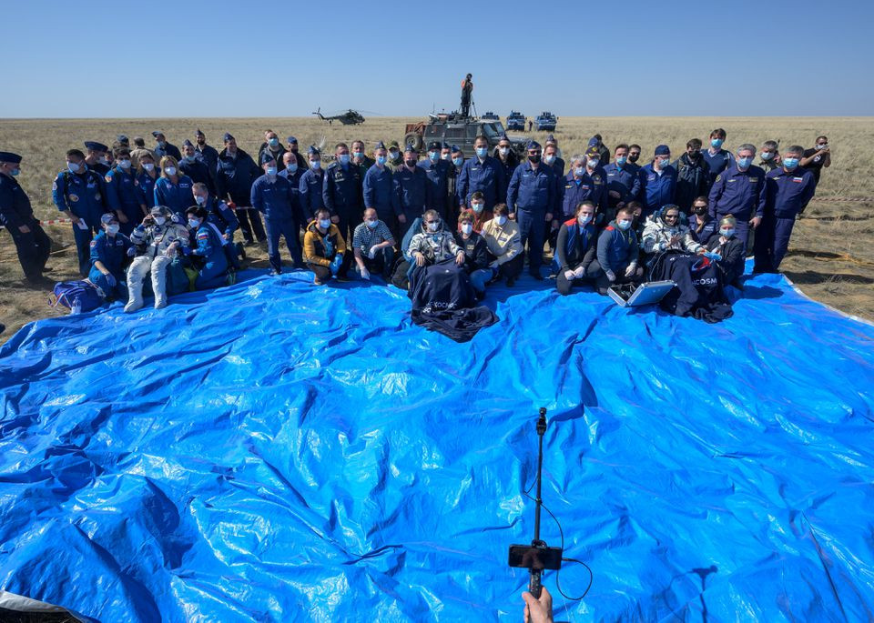 Các thành viên phi hành đoàn Trạm vũ trụ quốc tế (ISS) cùng Cơ quan vũ trụ Nga Roscosmos chụp ảnh sau khi hạ cánh ngày 17-4. Ảnh: NASA. Nga đưa ba phi hành gia trở về từ Trạm vũ trụ quốc tế -0