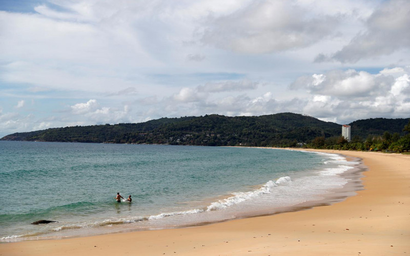 Các bãi biển ở Phuket vắng bóng khách du lịch nước ngoài. (Ảnh: Bưu điện Bangkok)