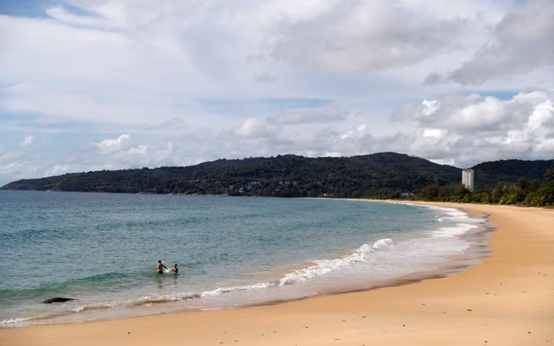 Các bãi biển ở Phuket vắng bóng khách du lịch nước ngoài. (Ảnh: Bưu điện Bangkok)