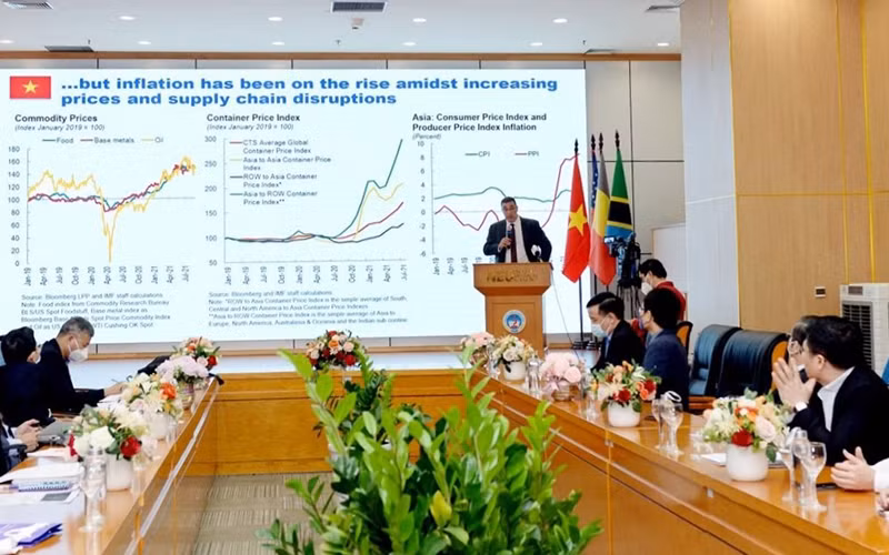 Các diễn giả trao đổi ý kiến tại đầu cầu Hà Nội. (Ảnh: Đại học Kinh tế quốc dân).