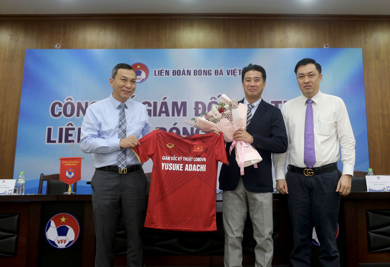 Lãnh đạo LĐBĐVN trao chiếc áo của các ĐT bóng đá Việt Nam và tặng hoa chúc mừng ông Yusuke Adachi. LĐBĐVN chính thức ra mắt tân GĐKT Yusuke Adachi -0