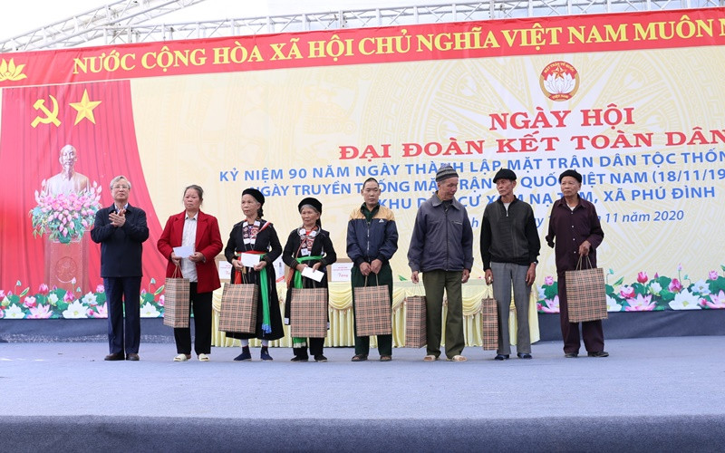 Đồng chí Trần Quốc Vượng tặng quà gia đình chính sách xóm Nạ Tẩm, xã Phú Đình, huyện Định Hoá.