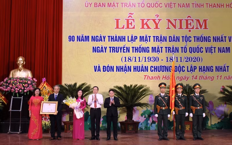 Ủy ban MTTQ tỉnh Thanh Hóa vinh dự đón nhận Huân chương Độc lập hạng Nhất.