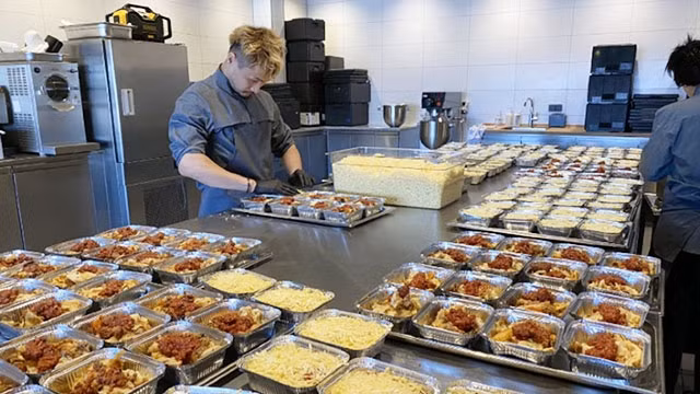 Đầu bếp nhà hàng Alchemist chuẩn bị bữa ăn cho người nghèo. Ảnh: WORLDNEWS