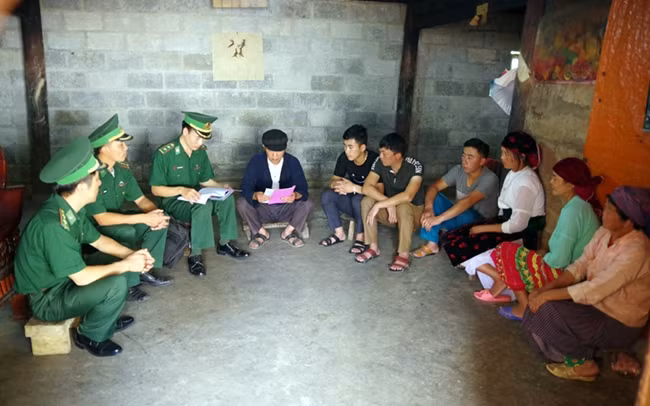 Cán bộ Đồn Biên phòng Phó Bảng tuyên truyền phòng, chống mua bán người cho nhân dân.