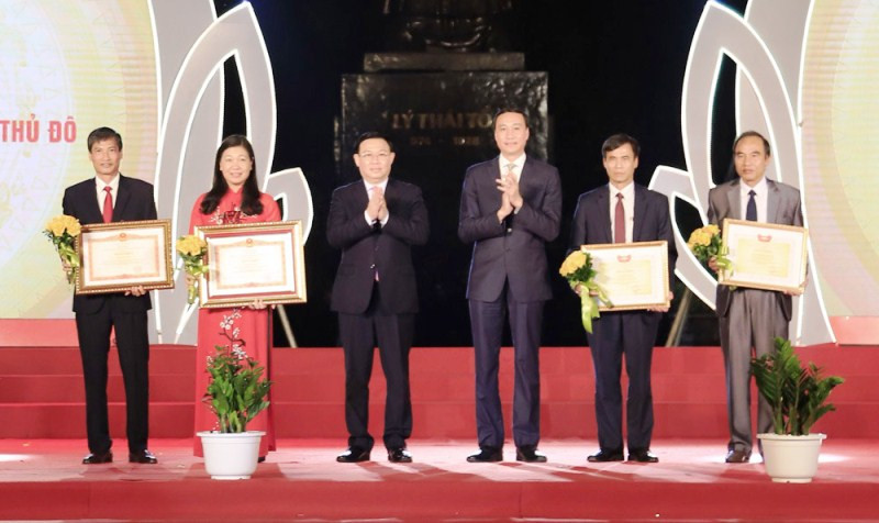 Bí thư Thành ủy TP Hà Nội Vương Đình Huệ và Phó Chủ tịch Ủy ban T.Ư MTTQ Việt Nam Phùng Khánh Tài trao Bằng khen của Thủ tướng Chính phủ, Bằng khen của Ủy ban T.Ư MTTQ Việt Nam cho các cá nhân có thành tích xuất sắc.
