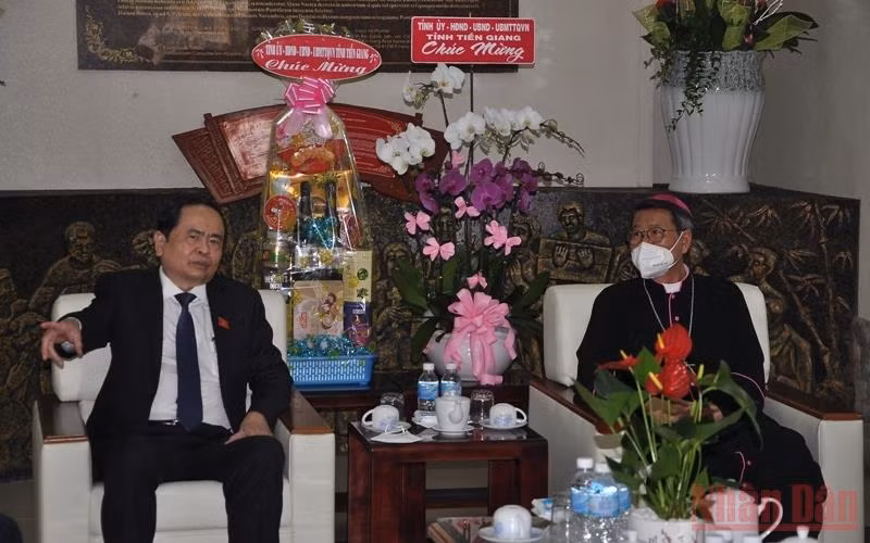 Phó Chủ tịch Thường trực Quốc hội Trần Thanh Mẫn trao hoa chúc mừng Giám mục Nguyễn Văn Khảm, Giám mục Giáo phận Mỹ Tho, Tổng thư ký Hội đồng Giám mục Việt Nam.