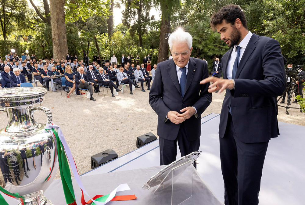 Tổng thống Sergio Mattarella và đương kim á quân Wimbledon Matteo Berrettini bên cạnh chiếc cúp Henri Delaunay danh giá. (Ảnh: Reuters) Biển người ăn mừng chức vô địch EURO 2020 cùng đội tuyển Italia -0