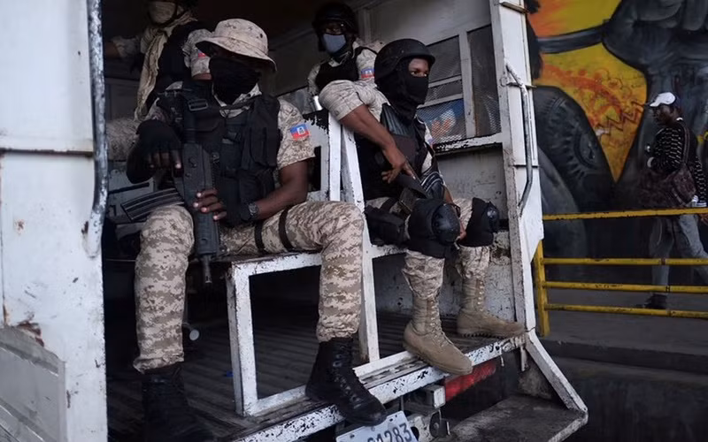 Cảnh sát Haiti tuần tra đường phố Port-au-Prince, tháng 7/2021. (Ảnh: Reuters)