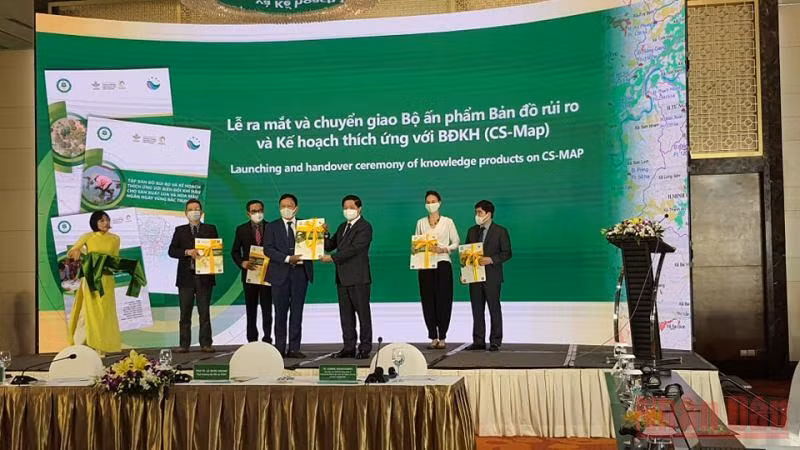 Thứ trưởng Nông nghiệp và Phát triển nông thôn Lê Quốc Doanh trao bản đồ đồ rủi ro và thích ứng biến đổi khí hậu vào nông nghiệp cho đại diện Sở Nông nghiệp và Phát triển nông thôn các địa phương. (Ảnh: THANH TRÀ)